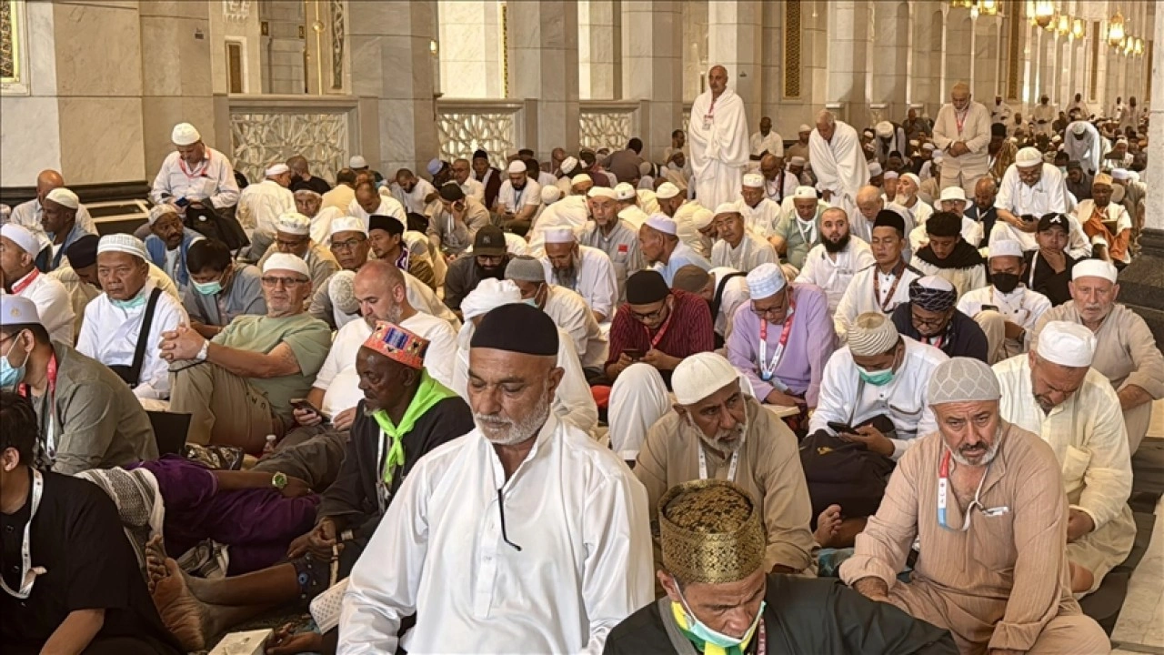 Hacı adayları Kurban Bayramı öncesi son cuma namazını Kabe'de kıldı