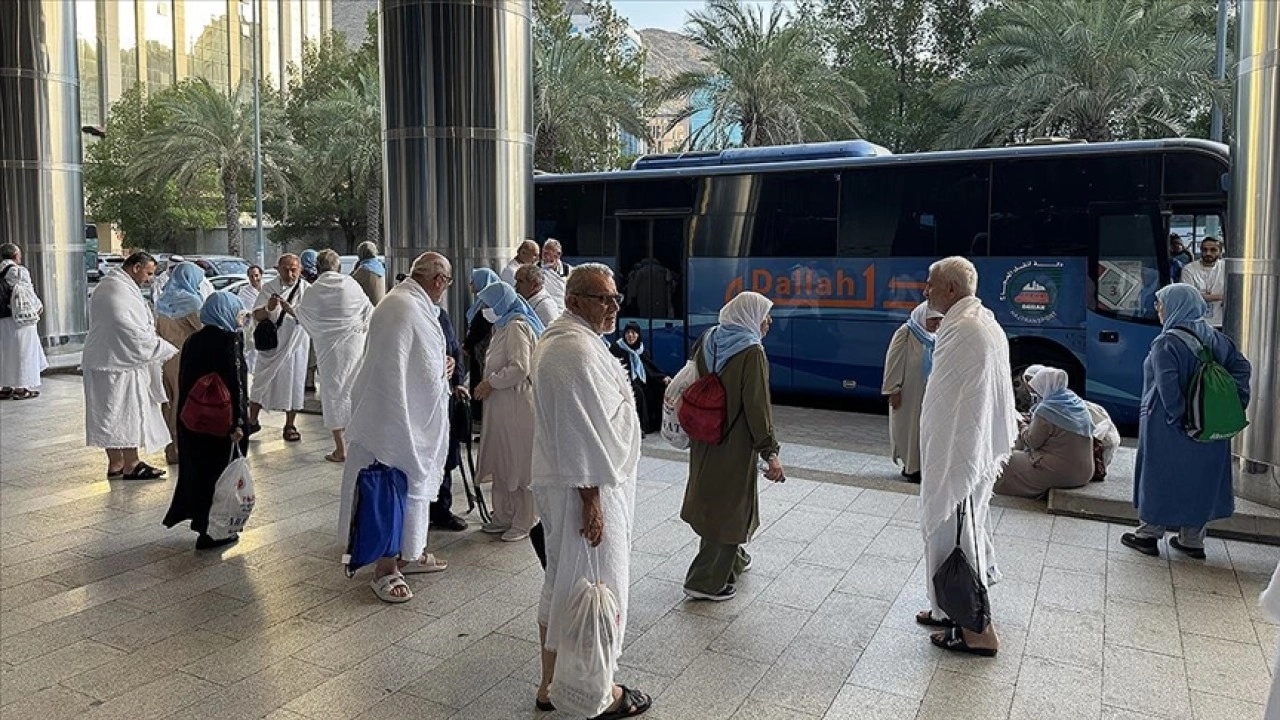 Hacı adaylarının 'Mahşerin Provası' diye nitelendirilen Arafat'a yolculuğu başladı