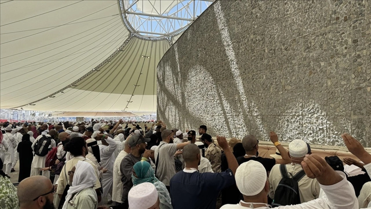 Hacılar, Kurban Bayramı'nın üçüncü gününde de şeytan taşladı