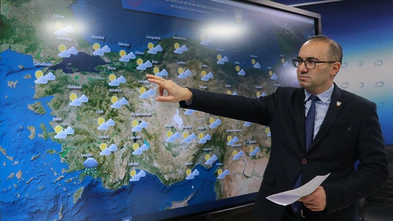 Hafta sonu yurdun batısı yağmurlu, diğer kesimleri az bulutlu ge&ccedil;ecek