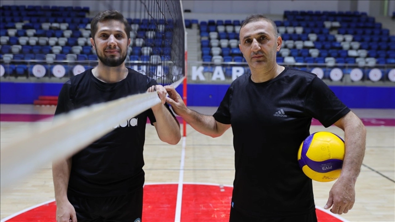 Hakkari'de baba oğul voleybol takımının başarısı için mücadele ediyor