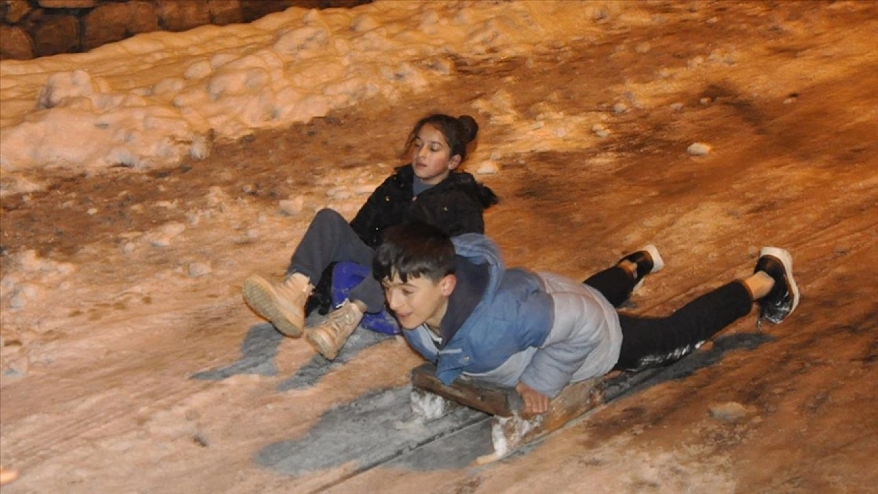 Hakkari'de &ccedil;ocuklar kızak ve bidonlarla kayarak eğlendi