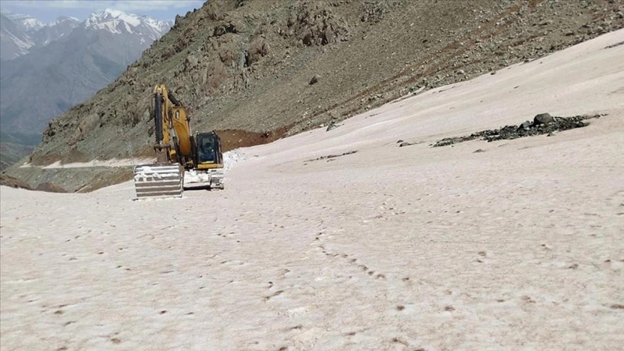 Hakkari'de ekipler karla kaplı üs bölgesi yolunu açmaya çalışıyor