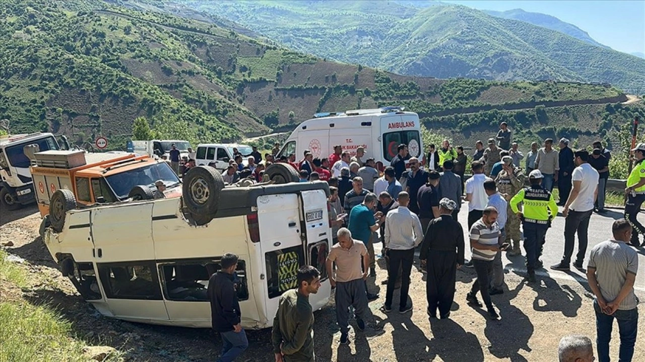 Hakkari'de öğrenci servisi devridi: 14 yaralı