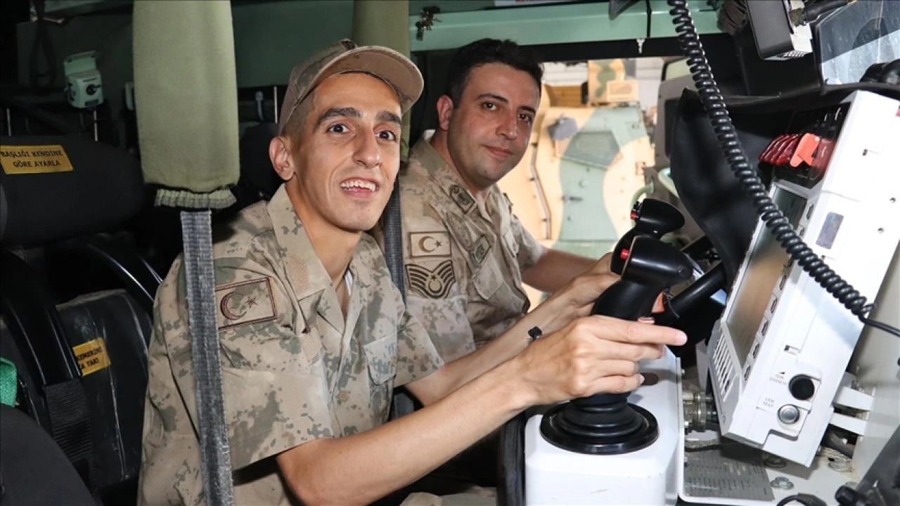 Hakkari'de özel gereksinimli genç bir günlüğüne asker oldu