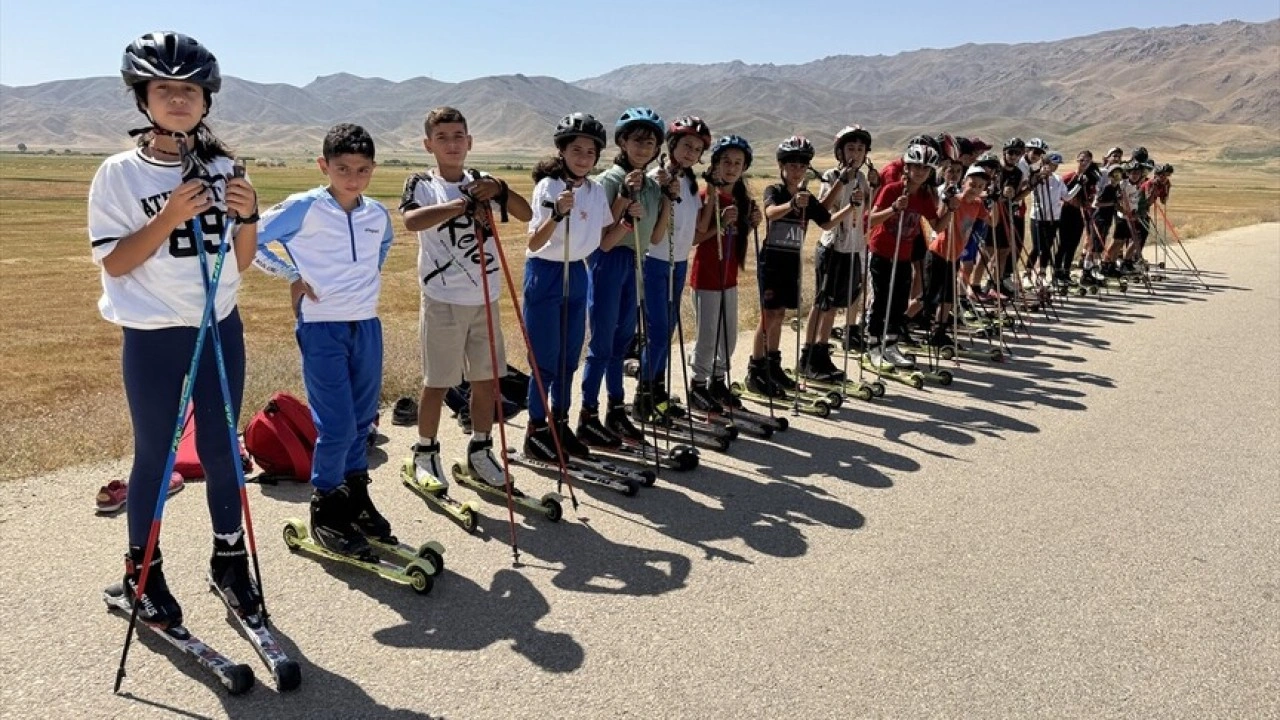 Hakkari'de sporcular, asfalt yolda antrenman yaparak kışın yapılacak yarışlara hazırlanıyor