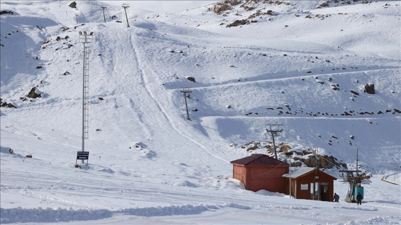 Hakkari'deki kayak merkezi yeni sezon için gün sayıyor