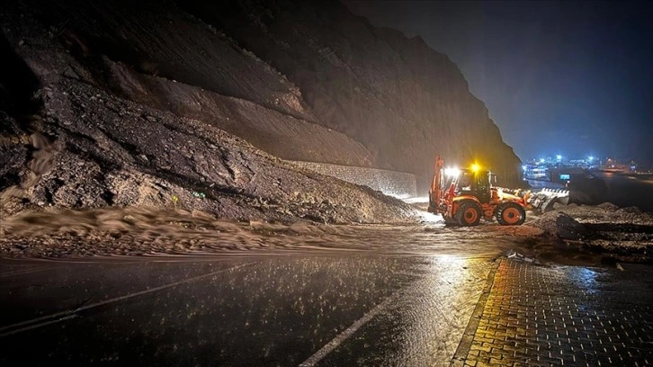 Hakkari-Van kara yolu 3 noktada meydana gelen heyelan sebebiyle kapandı