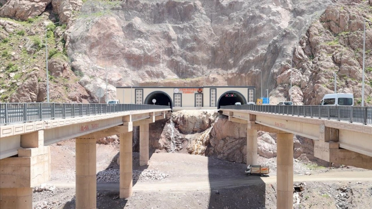 Hakkari-Van kara yolundaki riskli bölgeler tünellerle aşıldı