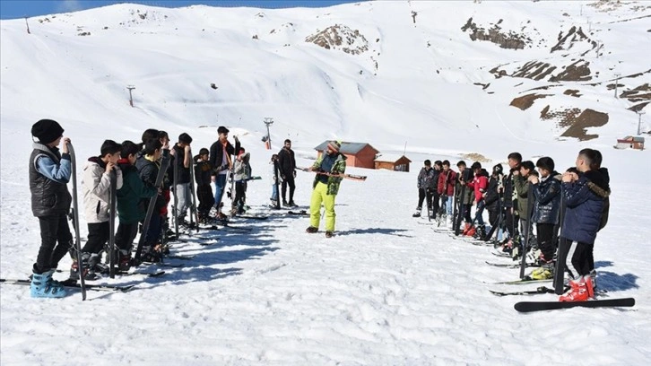 Hakkari'de bu yıl 5 bin 700 öğrenciye kayak eğitimi verildi