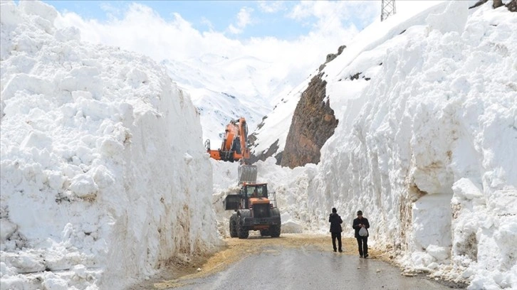 Hakkari'de çığ sebebiyle kapanan kara yolunda çalışmalar devam ediyor