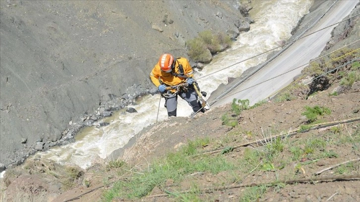 Hakkari'de dağcılar heyelan sonrası tehlike oluşturan kayaları düşürüyor