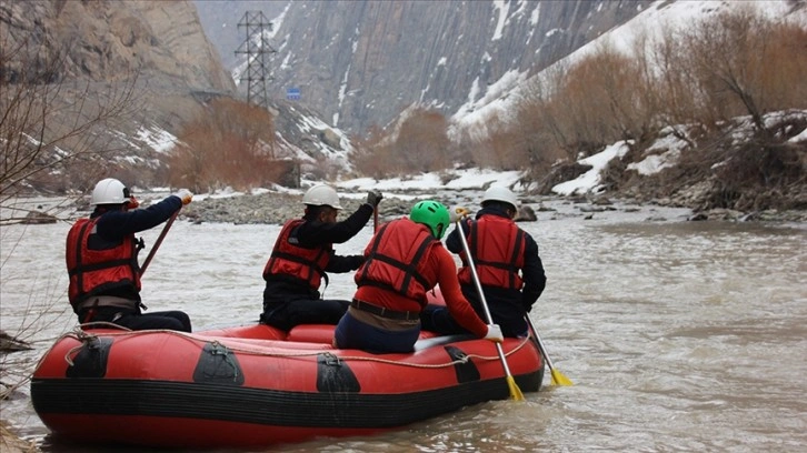 Hakkari'de ekipler elektrik hatlarını onarmak için botlarla Zap Nehri'ni geçiyor