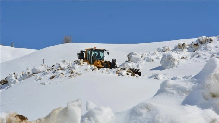 Hakkari'de ekipler, kar kalınlığının 5 metreyi bulduğu üs bölgesinin yolunu açmaya çalışıyor