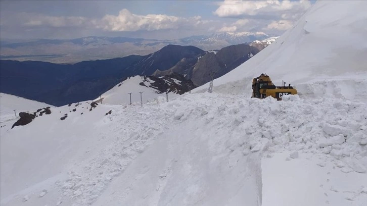 Hakkari'de ekipler karla mücadele çalışmalarını sürdürüyor