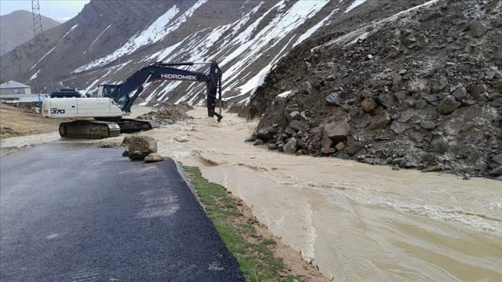 Hakkari'de etkili olan karla karışık yağmur, heyelan ve taşkınlara yol açtı