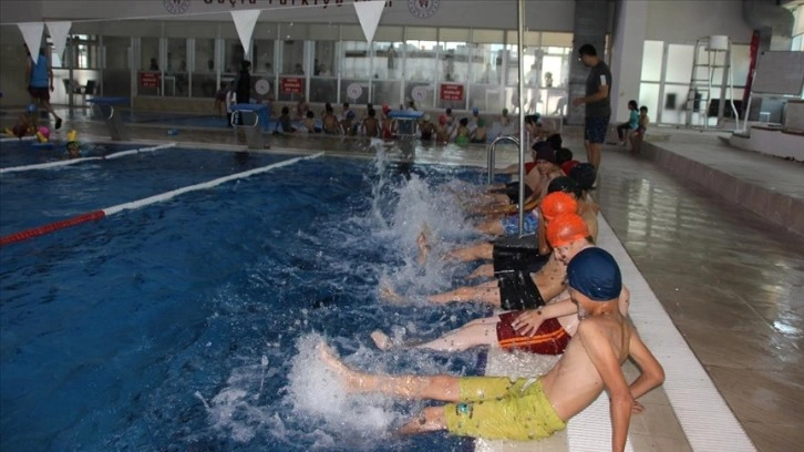 Hakkari'de iki yılda 12 bin çocuğa yüzme eğitimi verildi