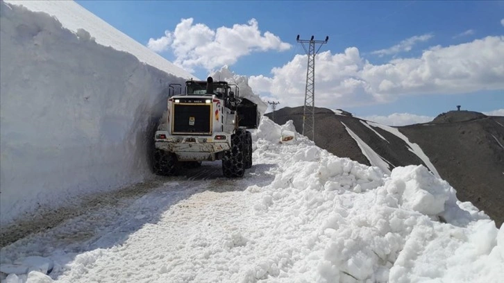 Hakkari'de kar kalınlığının 4 metreyi bulduğu üs bölgelerinin yolu açıldı