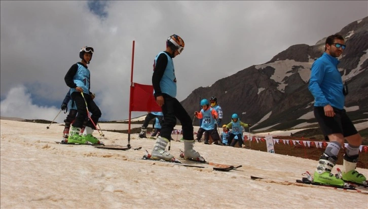 Hakkari'de mayısta kayak yarışması yapıldı