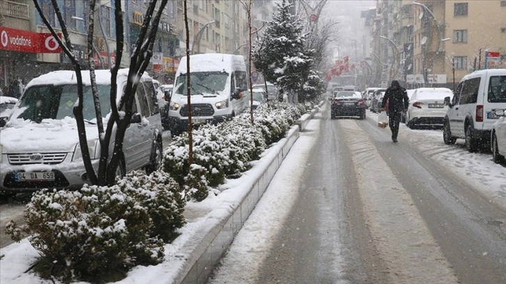 Hakkari'de olumsuz hava şartları sebebiyle eğitime 1 gün ara verildi