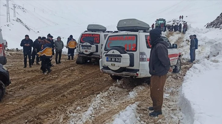 Hakkari'de su şebekesini onarmaya giden 3 kişinin üzerine çığ düştü