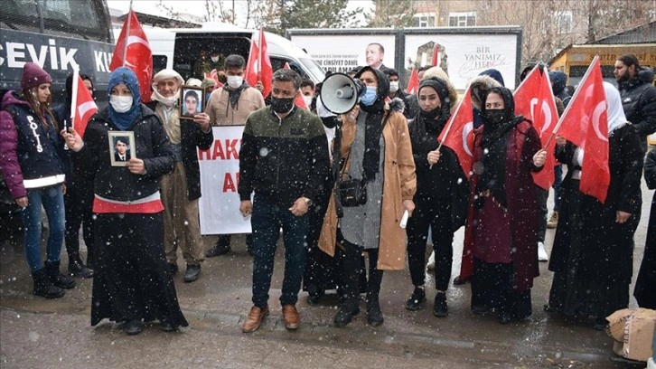 Hakkari'de terör mağduru aileler HDP İl Başkanlığı önündeki eylemini sürdürdü