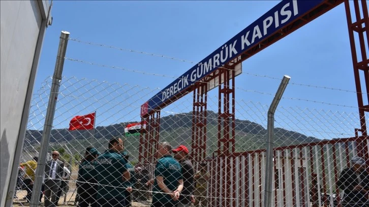 Hakkari'deki Derecik Gümrük Kapısı giriş çıkışa açıldı