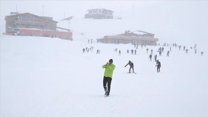 Hakkari'deki kayak merkezinde yarıyıl tatilinin son günü yoğunluk oluştu