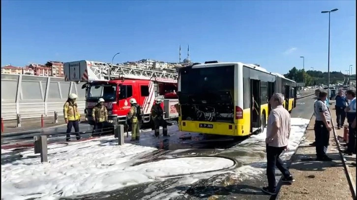 Haliç Köprüsü'nde seyir halindeki metrobüste çıkan yangın söndürüldü