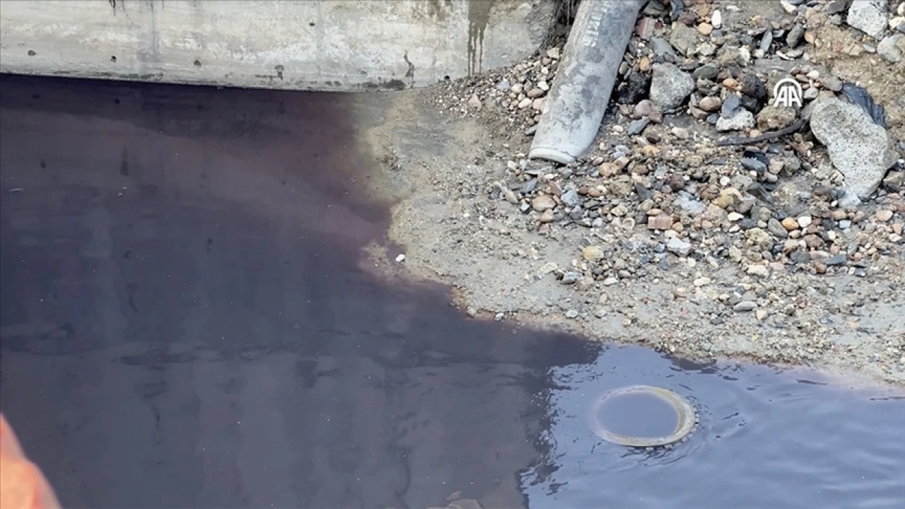 Haramidere'nin kırmızı akması ve kokması vatandaşların şikayetine neden oldu