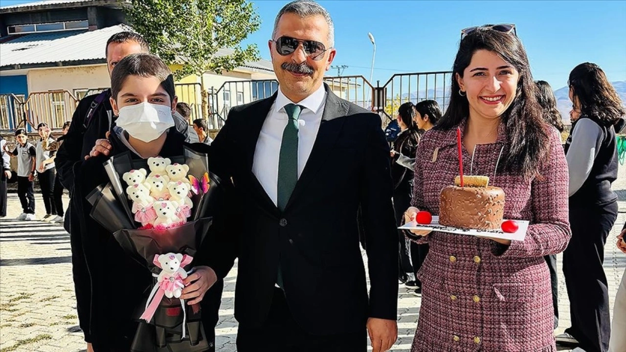 Hastalığını atlatarak 13 ay sonra okuluna kavuşan öğrenciye duygulandıran karşılama