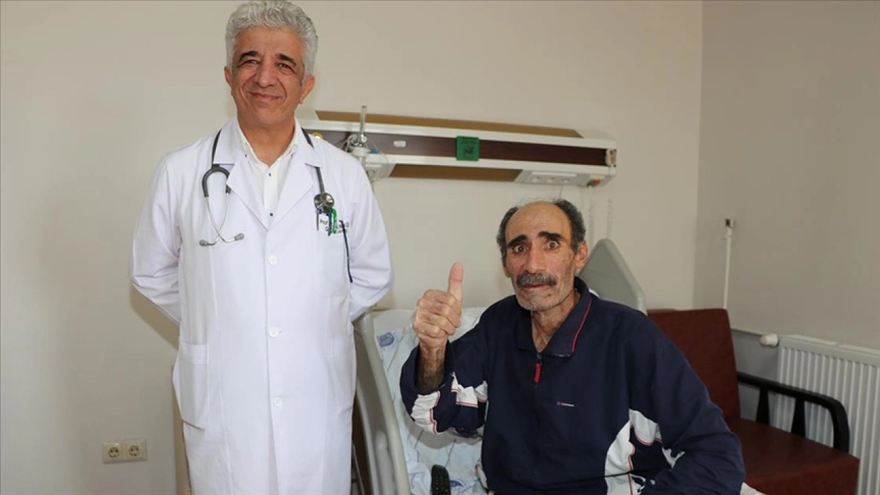 Hastanın akciğerinden alınan karpuz büyüklüğündeki kitle 30 yıllık cerrahı şaşırttı