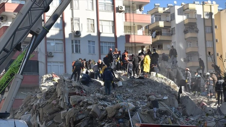 Hatay, Adana ve Osmaniye'de yıkılan binalarda arama kurtarma çalışmaları sürüyor