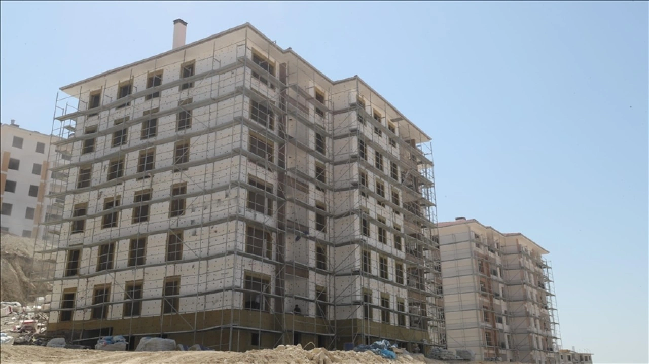 Hatay'da afet konutları ve sosyal donatı alanlarının yapımı sürüyor