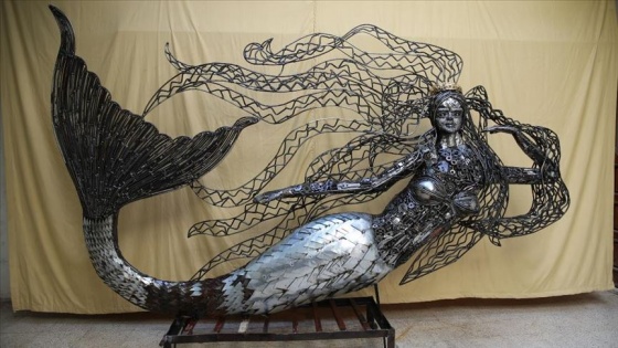 Hatay'da mozaik ustası, atık hurdalardan deniz kızı heykeli yaptı