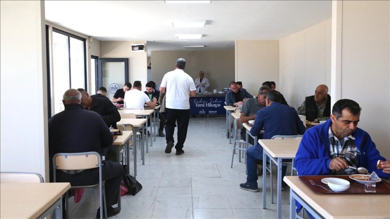 Hatay'da prefabrik çarşıdaki lokantada depremzedelere uygun fiyatlı yemek sunuluyor