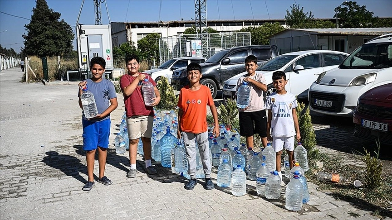 Hatay'daki orman yangınına müdahaleye, konteyner kentteki çocuklardan pet şişeli destek
