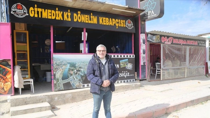 Hatay esnafı depremin acısına tabelalarıyla direniyor