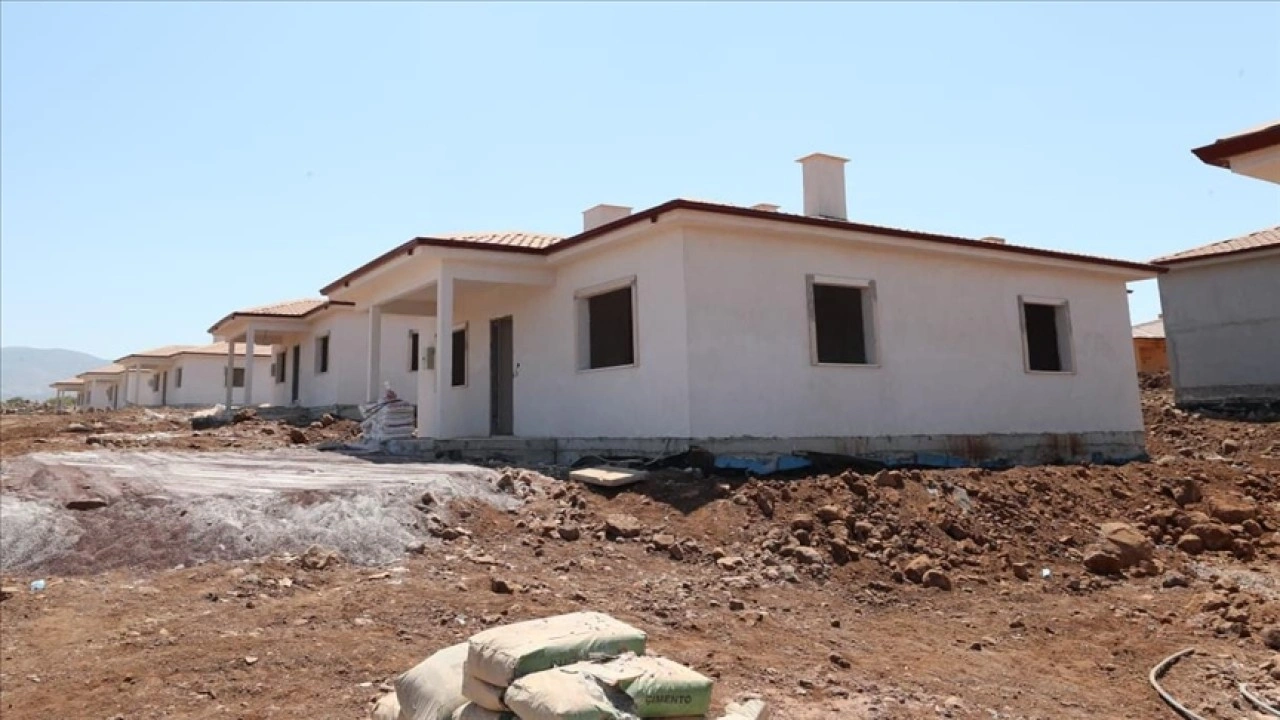 Hatay Kırıkhan'da kırsal deprem konutlarının yapımı sürüyor