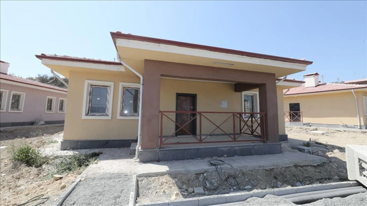 Hatay Samandağ'da kırsal afet konutlarının yapımı sürüyor