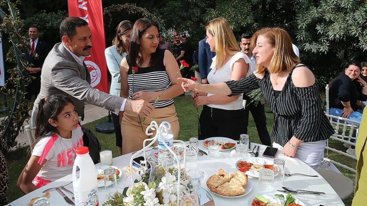Hatay Valisi Masatlı, depremzede annelerle bir araya geldi