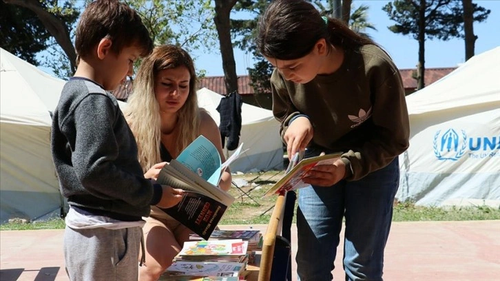 Hatay'a Van'dan gönüllü gelen Nazlı öğretmen depremzedeleri bırakamadı