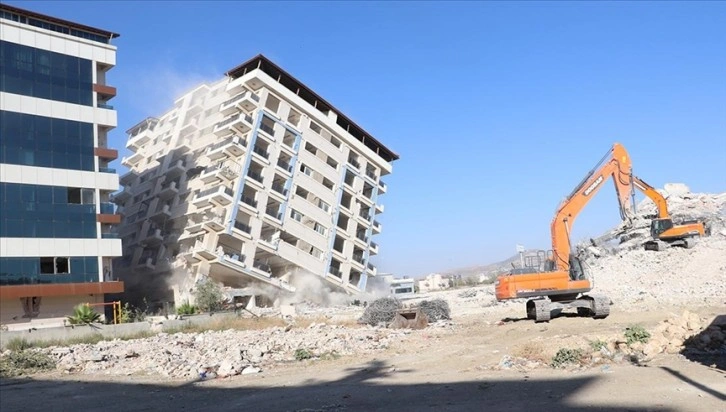 Hatay'da ağır hasarlı 9 katlı bina kontrollü şekilde yıkıldı