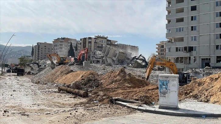 Hatay'da ağır hasarlı binaların kontrollü yıkımı sürdü