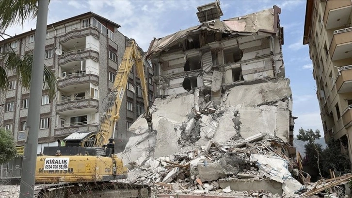 Hatay'da ağır hasarlı binaların yıkımı sürdü