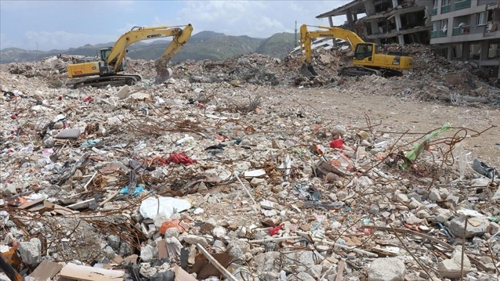 Hatay'da bina yıkım ve enkaz kaldırma çalışmaları sürüyor