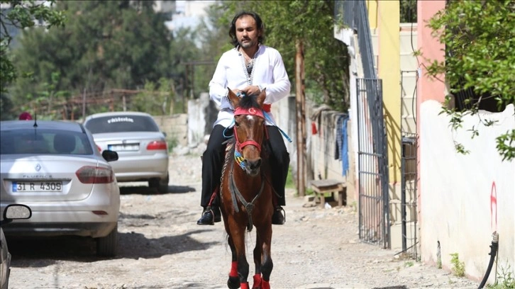 Hatay'da bir seçmen oy kullanmaya atla gitti