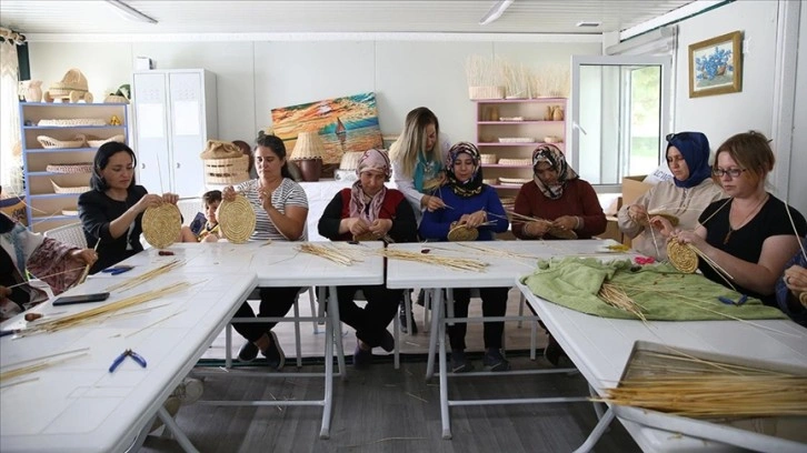 Hatay'da buğday sapları depremzede kadınların elinde dekoratif ürüne dönüşüyor