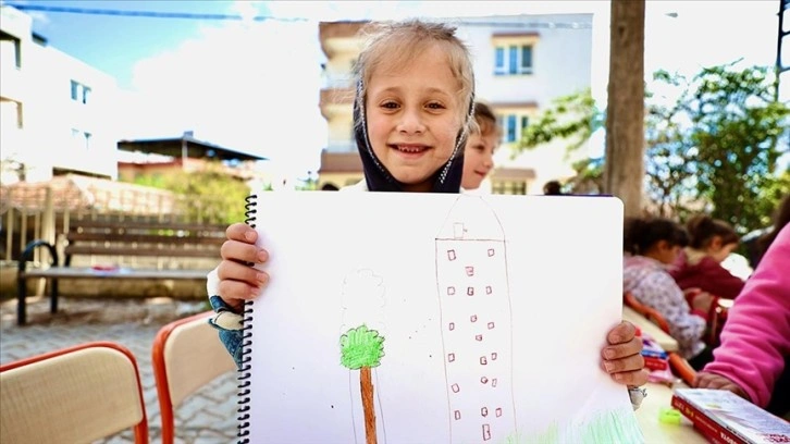 Hatay'da çocuklar depremin yıktığı evlerini ve hayallerini resmetti