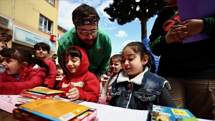 Hatay'da çocuklar 'renklerin gücü' ile deprem travmasını hafifletiyor